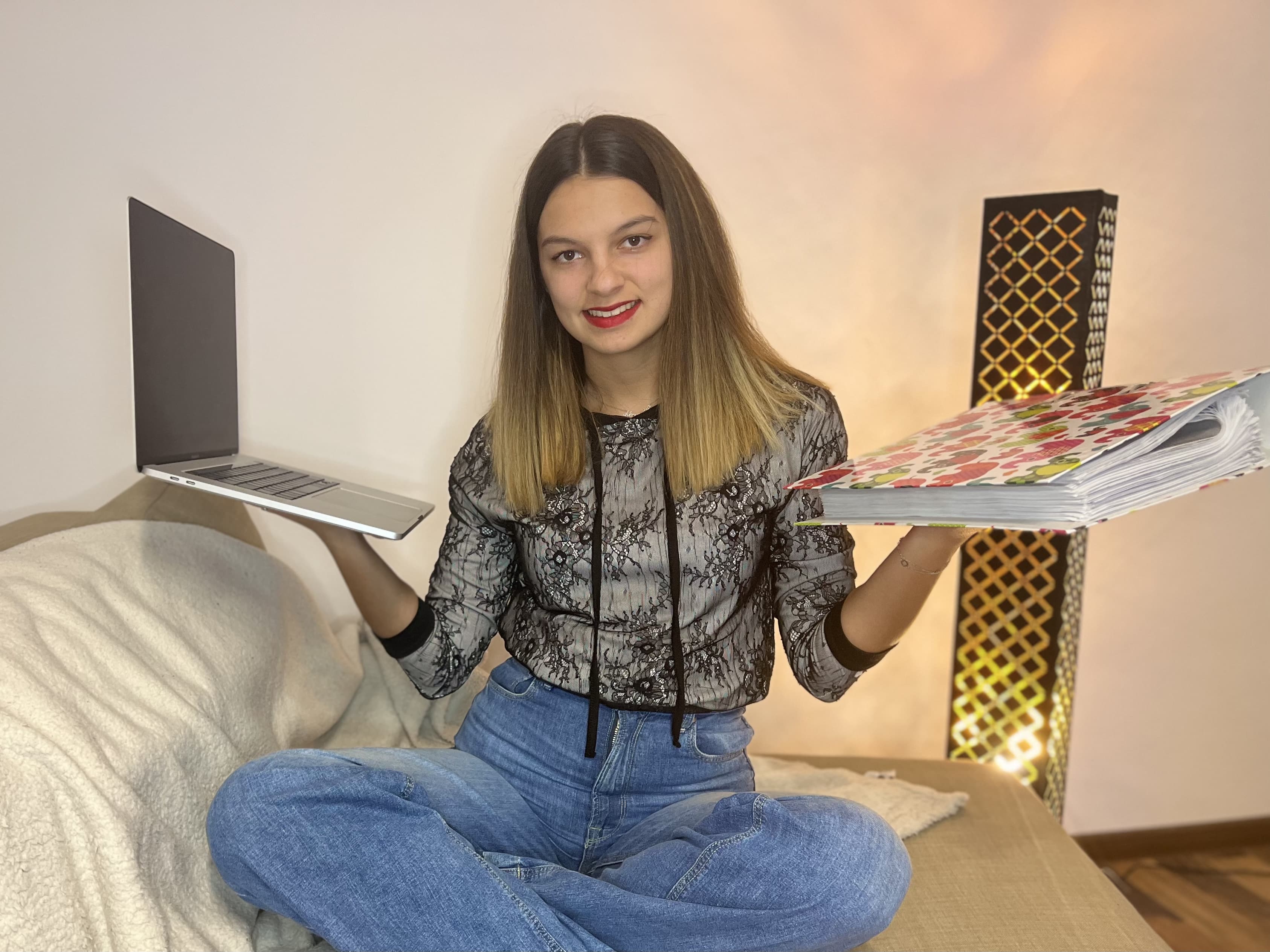 Alexandra Laicu la pupitru, ținând un discurs în calitate de șef de promoție.